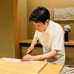 米増 - ◎鱧の骨切りをする米増大将。