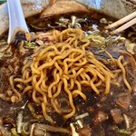 麺武 はちまき屋 - 麺がソース焼きそばみたいに染まっています！