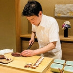 米増 - ◎明石のタコを綺麗にカットしていく。