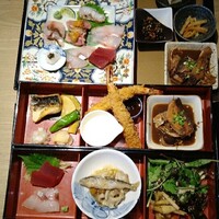 割烹本山サカナ - 二段重海鮮松花堂御膳、約七種熟成お造り盛り合わせ御膳