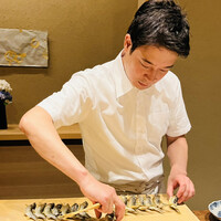 米増 - ◎焼いたばかりの熱々の鮎を串から外して行く。