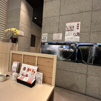 函館うに むらかみ 日本生命札幌ビル店 - 店内の雰囲気 高級感あります。