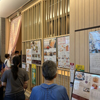 函館うに むらかみ 日本生命札幌ビル店 - 沢山行列出来てます。12時頃は50人程になってました。