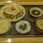 笑庵 - 笑庵のお母さん自家製の漬物と店内メニューを組み合わせた日替わりランチメニュー。このボリュームで500円です。ランチの内容は注文してからのお楽しみ♪