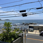 TRATTORIA PIZZERIA 207 - 2階、お店の入口からの海