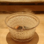 鮨 しみづ - 鰹の叩き 瞬間燻製 玉ねぎ醤油仕立て