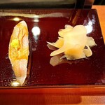 すし割烹 小笠原 - 最初のにぎり寿司は白身魚(キス)をオーダー(o^^o)