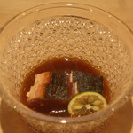 鮨 しみづ - 鰹の叩き 瞬間燻製 玉ねぎ醤油仕立てアップ