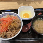 Yoshinoya Hanamaru Udon - 牛丼 並　生玉子　味噌汁