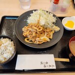 Shougayaki teishoku senmonten genkigaderu shokudou - 全体の感じ　卓上のマヨネーズ、一味、ゴマドレで味変