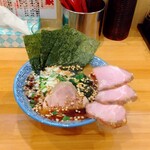 横浜ラーメン 北村家 - スタミナガーリックラーメン（¥850）＋釜焼ロースチャーシュー（¥250）