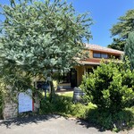 ヴィア デル サーレ - オリーブの木や芝生でナチュラル感あります。