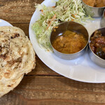 ヴェヌス サウス インディアン ダイニング - カレー、サラダ、キャベツ