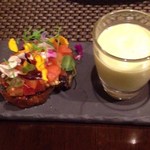 カノーヴァ - ヤギのヨーグルトとキュウリ、アボカドのガスパチョ、有機トマトの菜園風（１２００円）