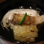 西麻布 清水 - 【御碗】　白龍煮麺と焼いた賀茂茄子と徳島のシラカワ　メジマグロと鰹出汁