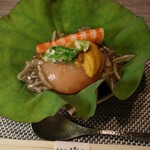 西麻布 清水 - 　蓮の葉の上にトマト豆腐と秋田の蓴菜とたたきオクラと玄界灘車海老と紫雲丹　コンソメジュレで