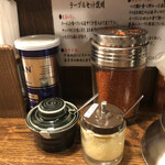 Menya Fujishiro - 卓上調味料。きざみニンニク、レモン生姜、ブラックペッパー、一味唐辛子