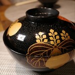 西麻布 清水 - 椀　開ける前霧吹きで目印【甘味】　新茶ときな粉の葛餅、宮崎マ