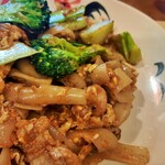 Sweet Basil - トゥルンとなめらかでムニムニとコシのある米麺、醤油やナンプラーに唐辛子やガーリック、タマリンドソース？の本場の味、レモンを絞ると甘味や辛味、酸味のバランスが最強！