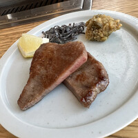 肉亭ふたご iki 新宿店 - 牛タンの薬味はレモン、塩昆布に南蛮味噌
