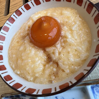 肉亭ふたご iki 新宿店 - 全卵を混ぜ混ぜして醤油漬けの卵黄をトッピング
