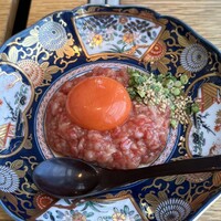 肉亭ふたご iki 新宿店 - ユッケです。卵黄はブランド卵の蘭王。黄色が濃ゆい