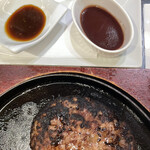 Wain Shokudou Hinomaru - 結構良く焼かれています。左が赤ワインソース