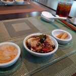 西亀有 ギャラリー - ランチのバリューセットの前菜(レモン海月、よだれ鶏、大根)