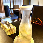 おそうざいバル＆カフェ ほのり - レモンとハーブ入りの水