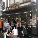 Asakusa Oimoyasan Koushin - お店は店員さんが行列を指示してくれます。食べるときも店前で。