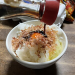 今津屋鶏卵 - 醤油を掛ける