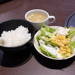 天山閣 - サラダ、ご飯、味噌汁