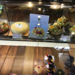 スリール パティシエオガワ - 店内のケーキ