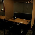 和食とワイン 日々季 - ゆったり座れるテーブル席。