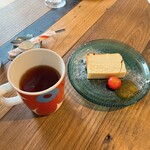 Shokudou Kissa Ibukuro - ホット紅茶とチーズケーキ