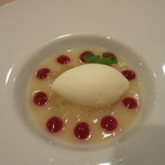 モン・フレーブ - シェフ特製デザート（桃のピュレ）と奥中山、三谷牧場の金のヨーグルトアイスクリーム