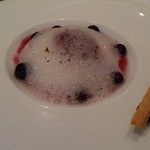 レ セゾン - 2013 9 デザート フロマージュ ブラン風味の軽いサバイヨンとジュレに覆われたブルーベリー  ネズの実の雲 