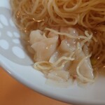 粥菜坊 - 麺の下に雲呑が隠れてます