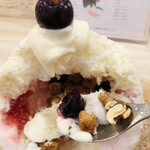 かき氷店 小桃 - ナッツと合わせて贅沢なひと匙