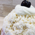 かき氷店 小桃 - 上にのってるサワークリームがさっぱりで好き！