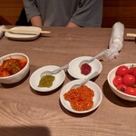 ステーキ&ハンバーグそして勝揚げ 肉山 - テーブルセット済みでした。左から、キムチ、柚子胡椒、奥は、韓国辛味噌、手前は辛いマスタードと、ミニトマト
