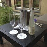 星のや軽井沢 - テラスにて日本酒ことほぎを頂く