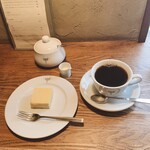 ELEPHANT FACTORY COFFEE - ミニチーズケーキとホットコーヒー