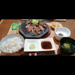 鍋と溶岩焼肉 華まる - 