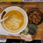 ようすけ 鶏煮亭 - オマールエビ白湯ラーメン＋鶏皮チャーシュー