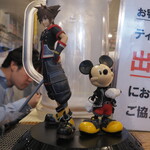 ようすけ 鶏煮亭 - カウンターに置いてある何やらフィギュア