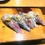 葵扇寿司 - 左側が鯵の握りと右側が鰯の握り