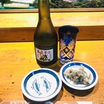 葵扇寿司 - 吉乃川とお通しの鯵のタタキ