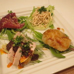 レンゲ - タパス盛合せ：ホロホロ鶏のよだれ鳥、鰹のたたき、アンコウのほほ肉のフリット、豆腐干糸の和えもの1