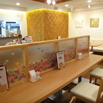 awajishimanotokubetsunaudonyakekkoi - 明るい店内、中央にはカウンター席